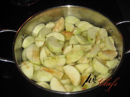 Boiling apple slices for applesauce